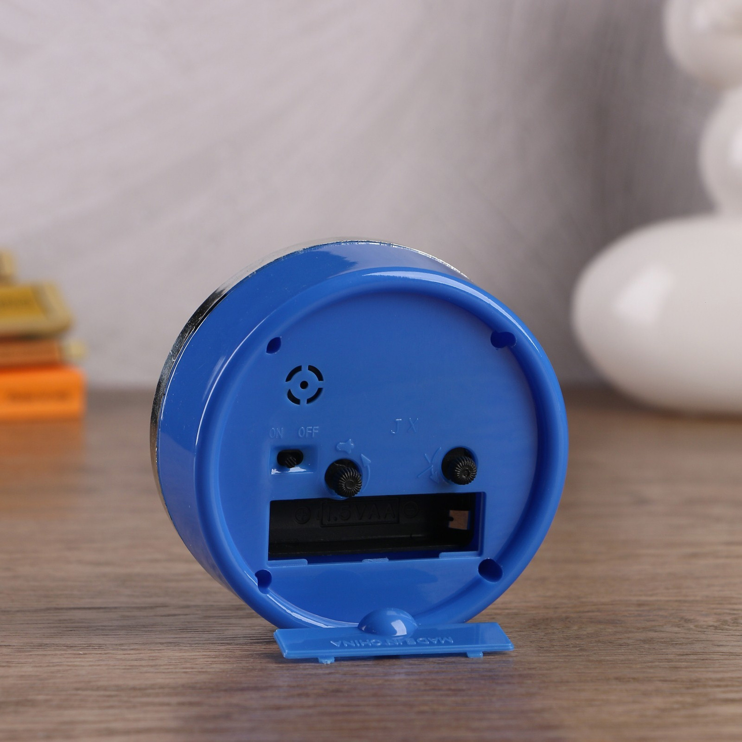 Будильник круг на подставке, крупные цифры 3,6,9,12, цвет циферблат, стрелки микс d=10см 720750